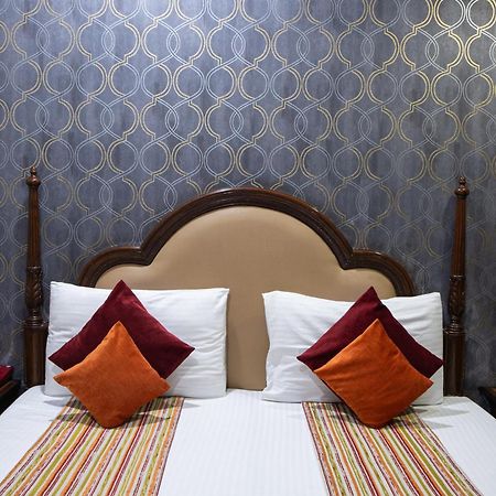 Hotel Sunstar Grand Delhi Kültér fotó