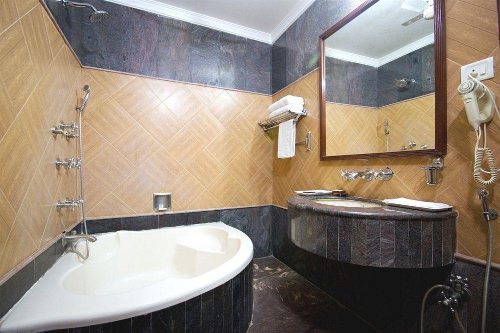Hotel Sunstar Grand Delhi Kültér fotó