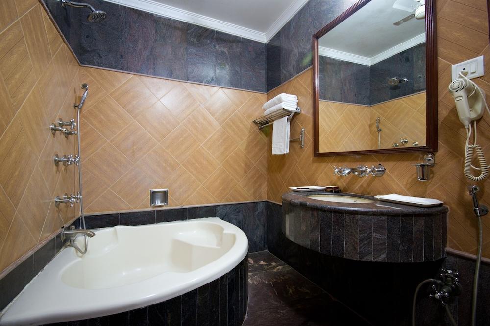 Hotel Sunstar Grand Delhi Kültér fotó