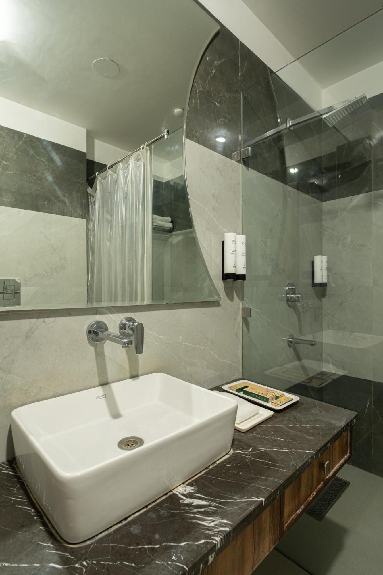 Hotel Sunstar Grand Delhi Kültér fotó