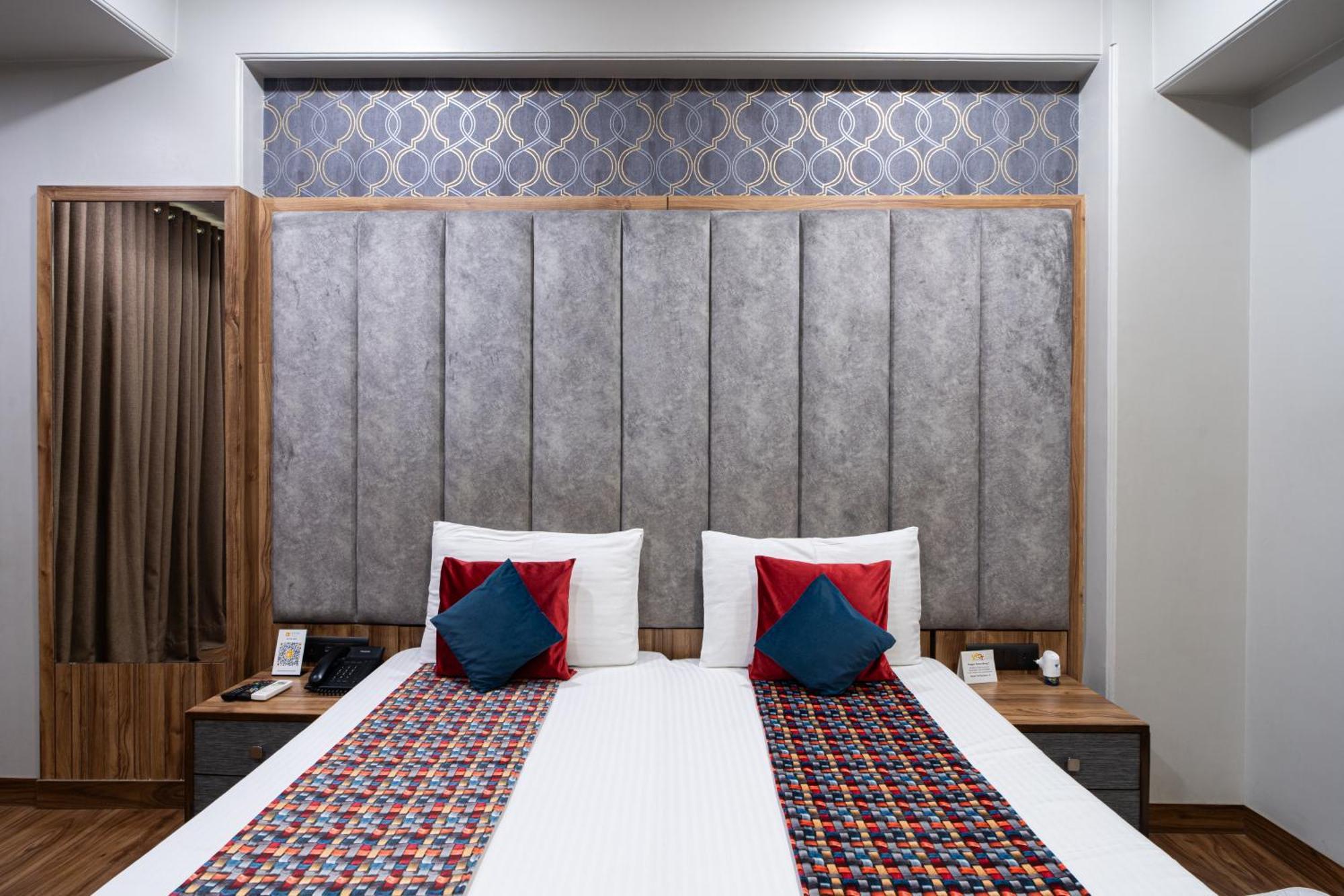 Hotel Sunstar Grand Delhi Kültér fotó