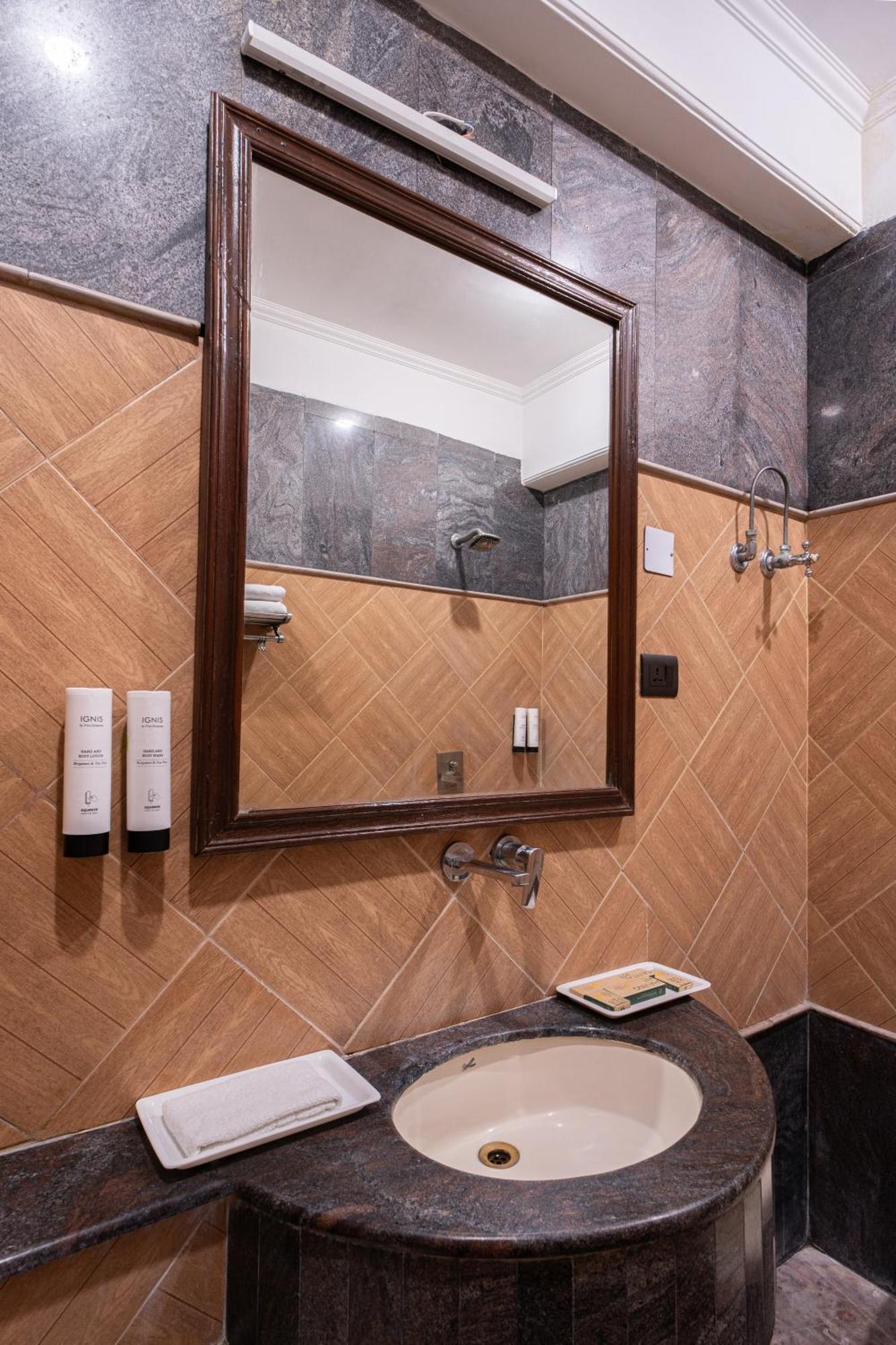Hotel Sunstar Grand Delhi Kültér fotó