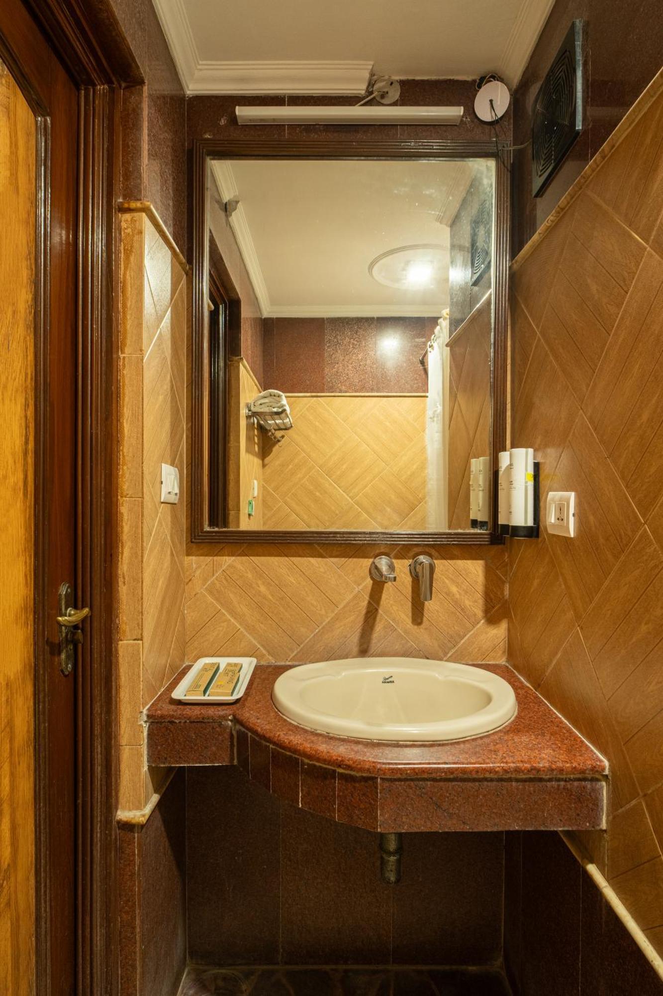 Hotel Sunstar Grand Delhi Kültér fotó