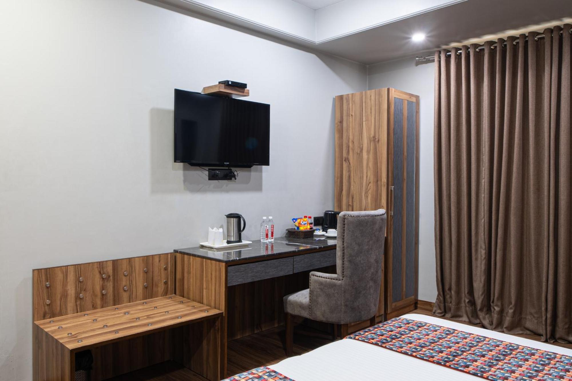 Hotel Sunstar Grand Delhi Kültér fotó