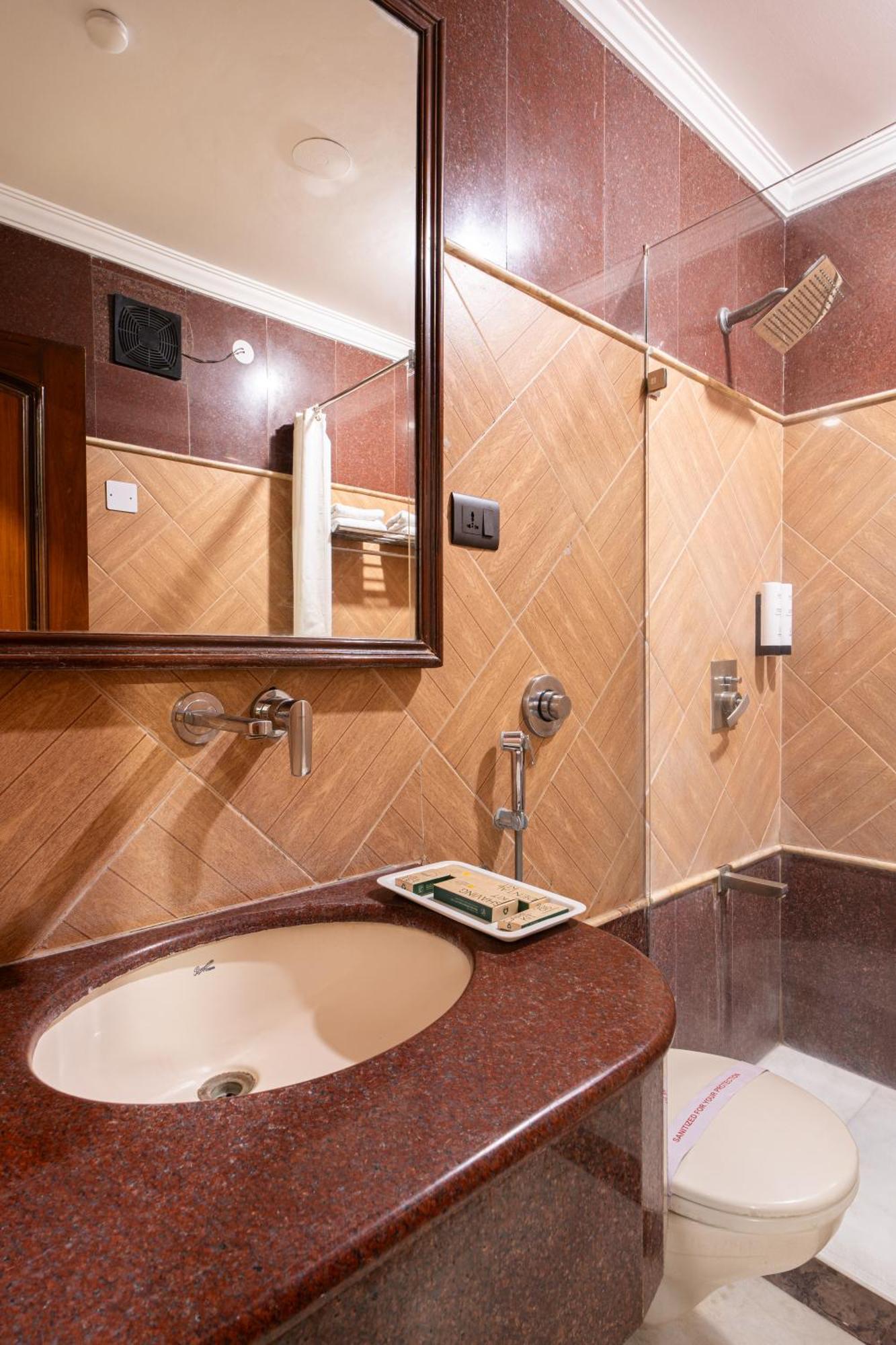 Hotel Sunstar Grand Delhi Kültér fotó
