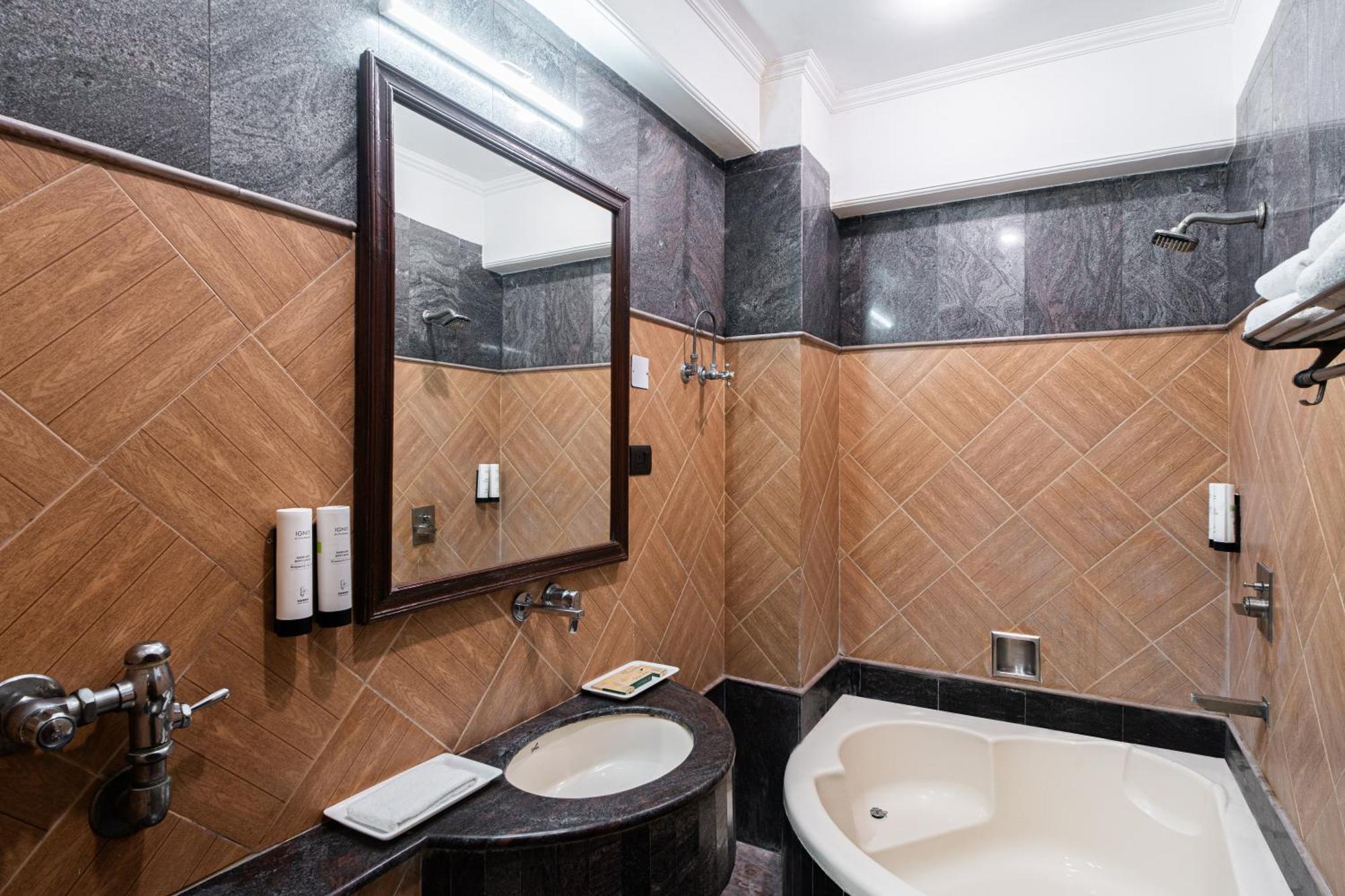 Hotel Sunstar Grand Delhi Kültér fotó