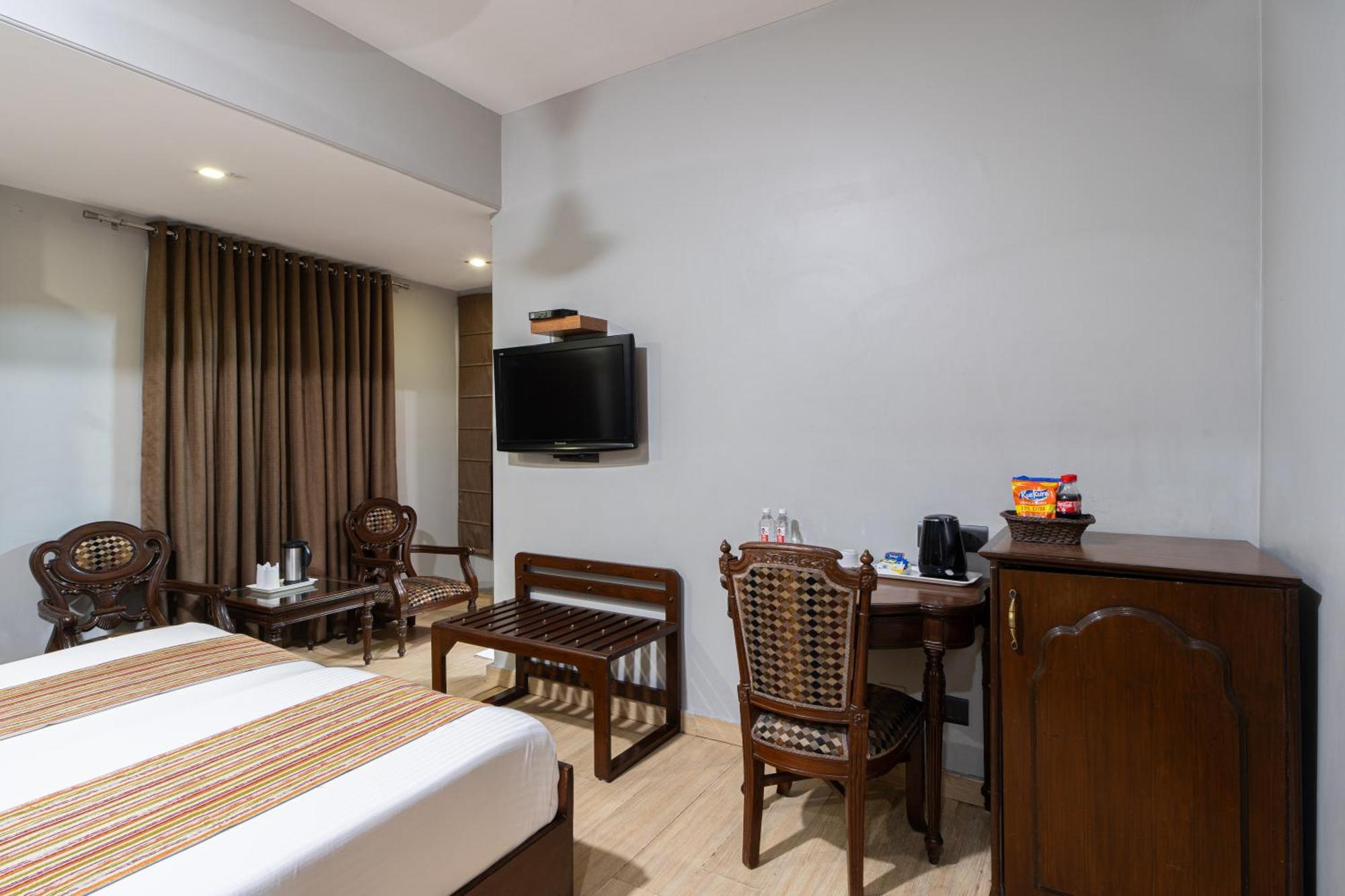 Hotel Sunstar Grand Delhi Kültér fotó