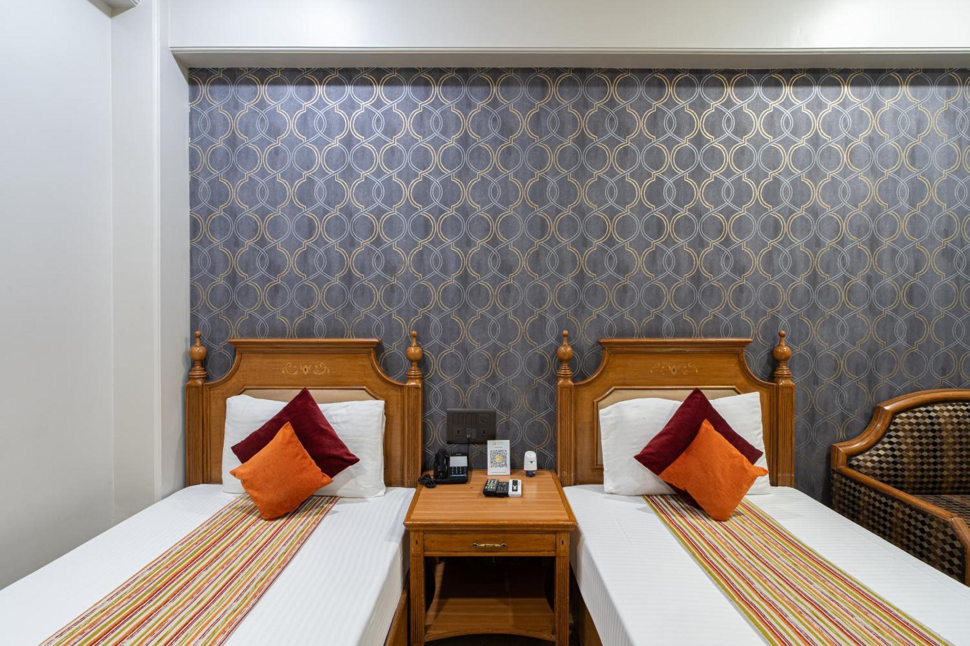 Hotel Sunstar Grand Delhi Kültér fotó