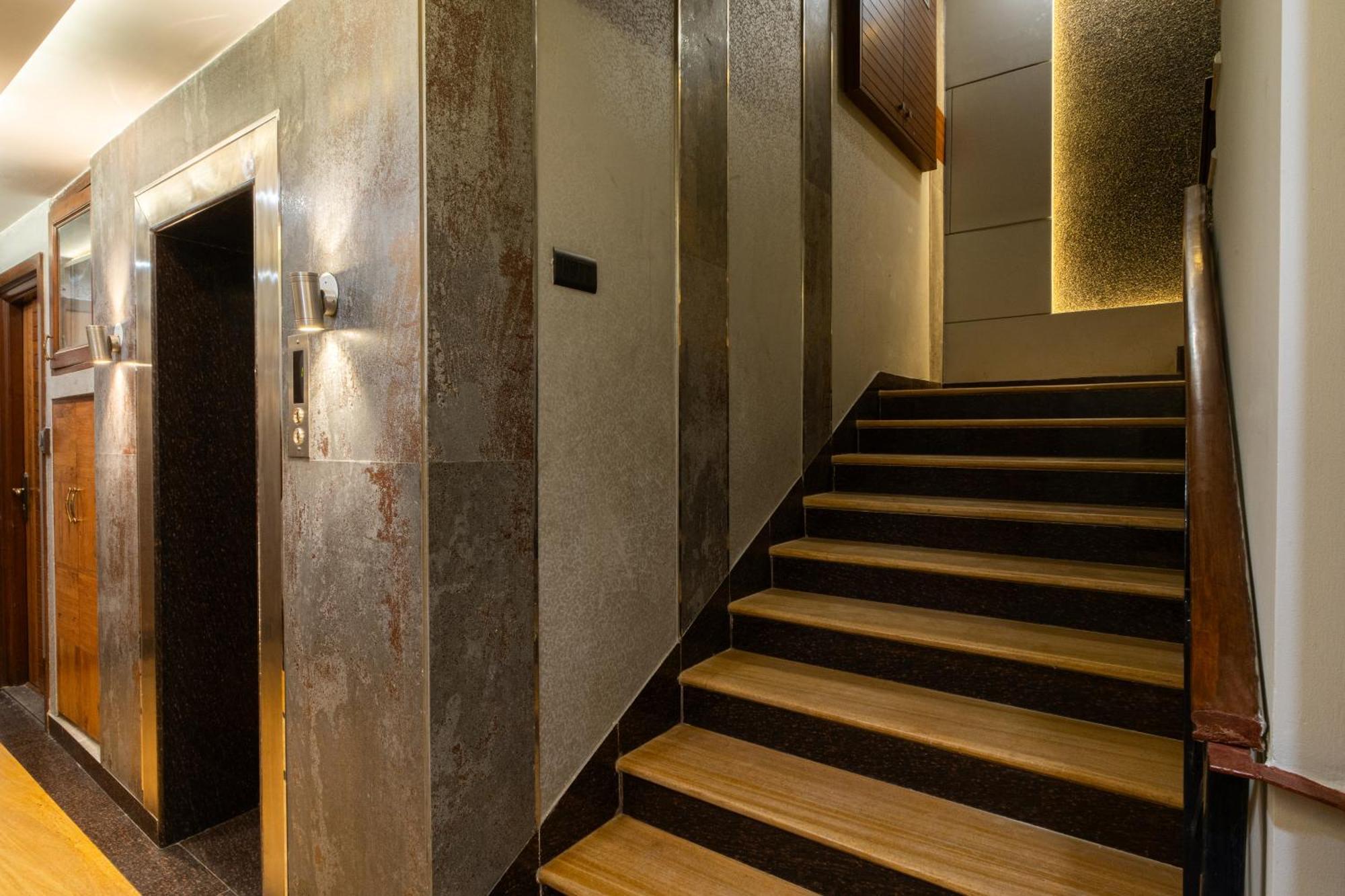 Hotel Sunstar Grand Delhi Kültér fotó