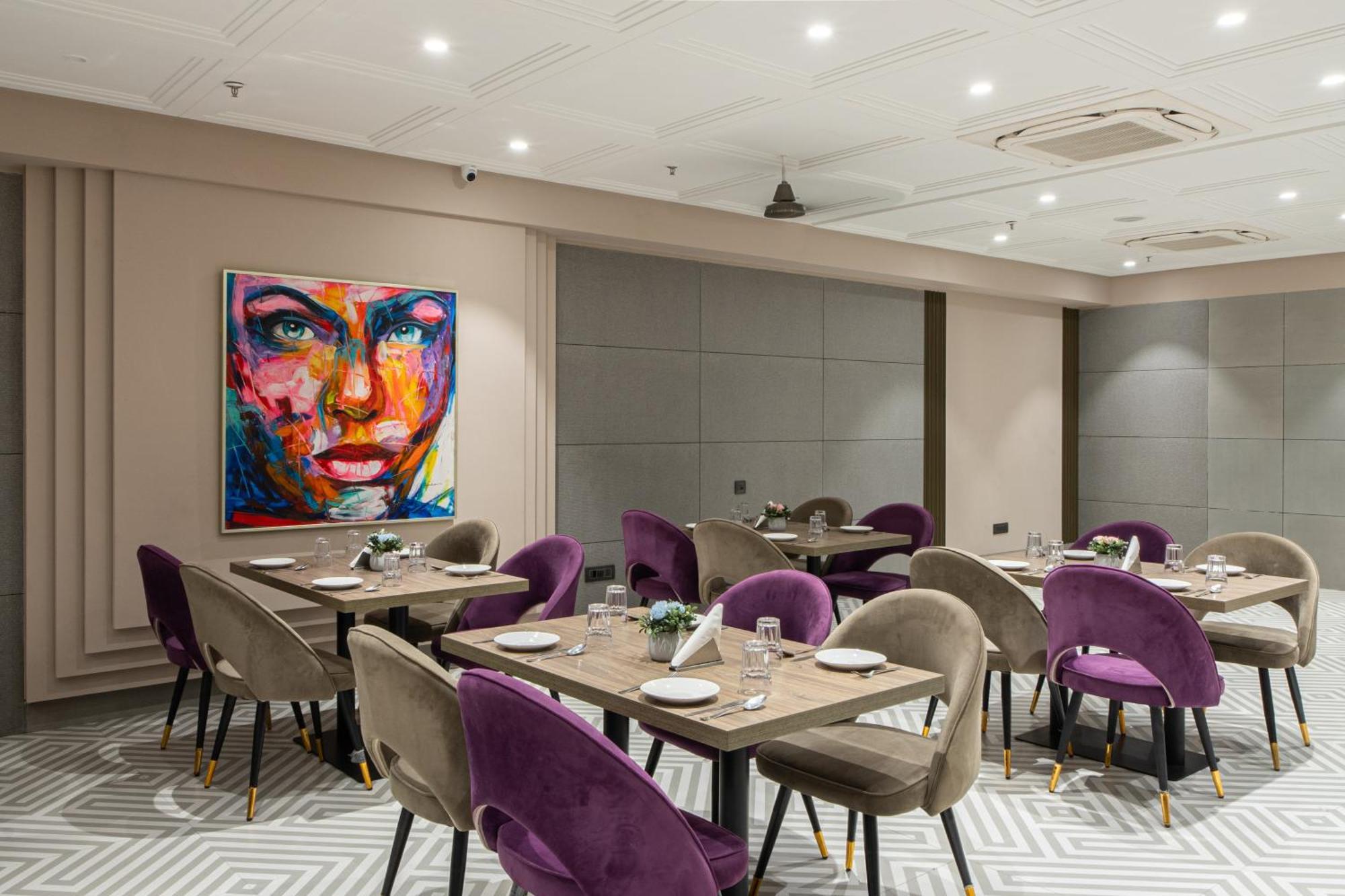 Hotel Sunstar Grand Delhi Kültér fotó
