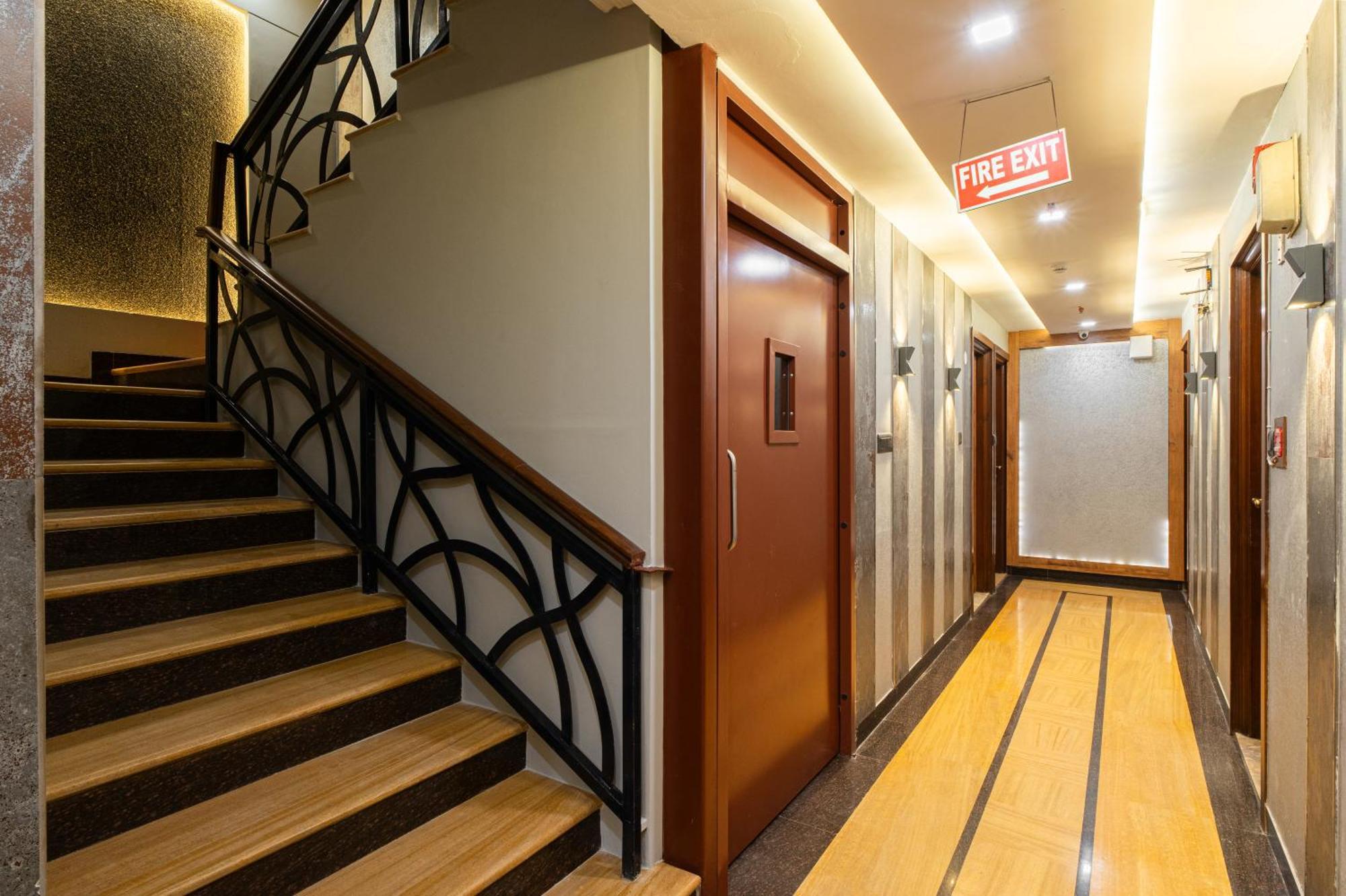 Hotel Sunstar Grand Delhi Kültér fotó
