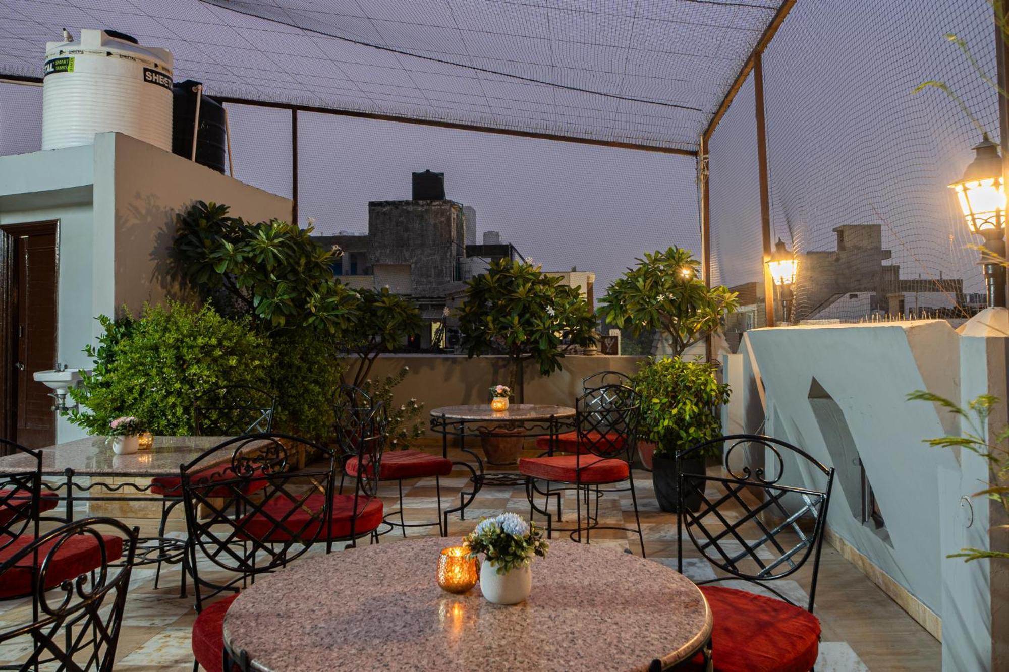 Hotel Sunstar Grand Delhi Kültér fotó