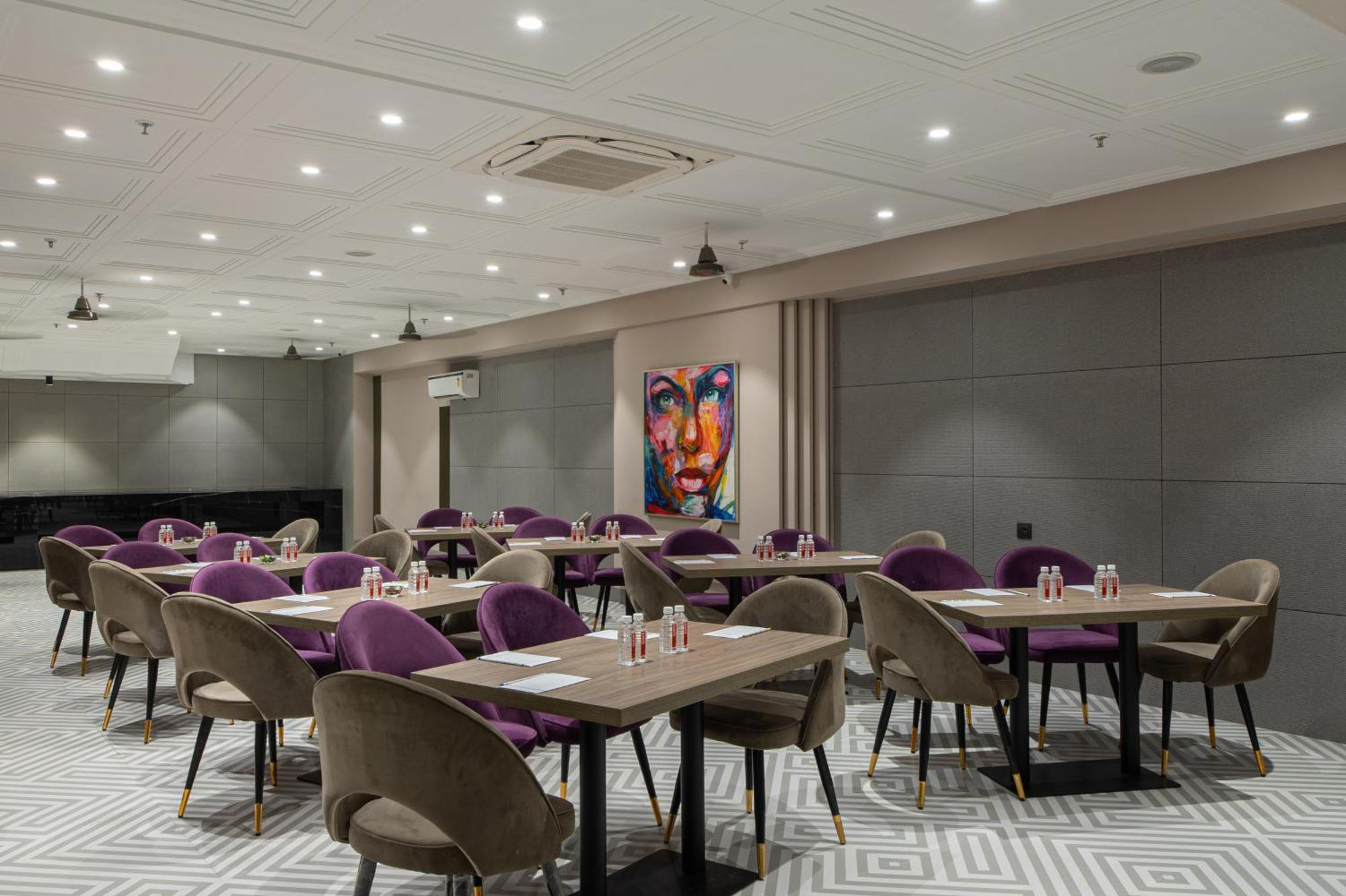 Hotel Sunstar Grand Delhi Kültér fotó