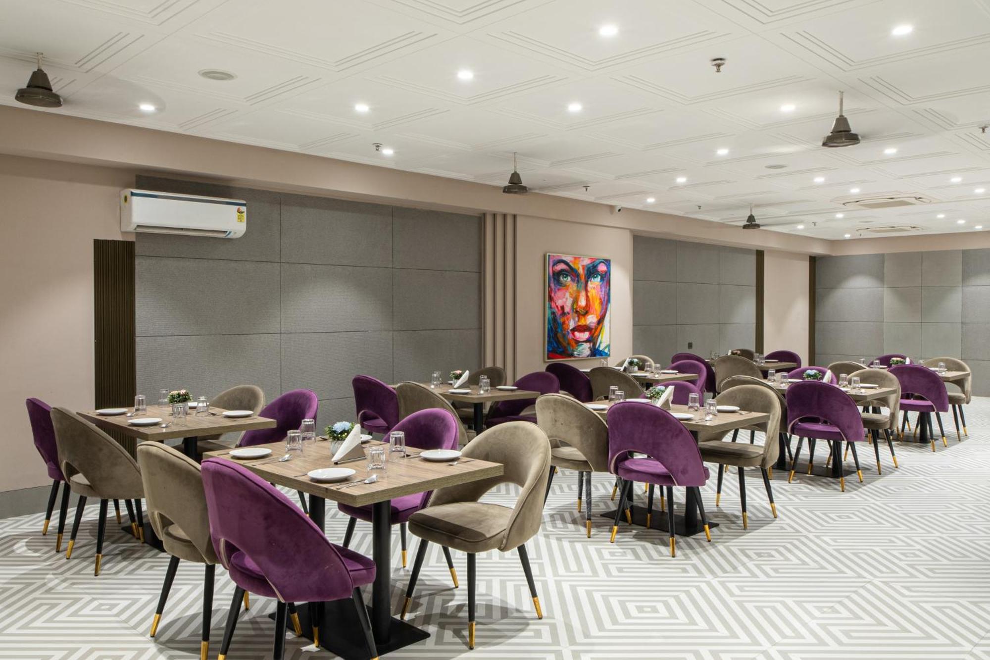 Hotel Sunstar Grand Delhi Kültér fotó
