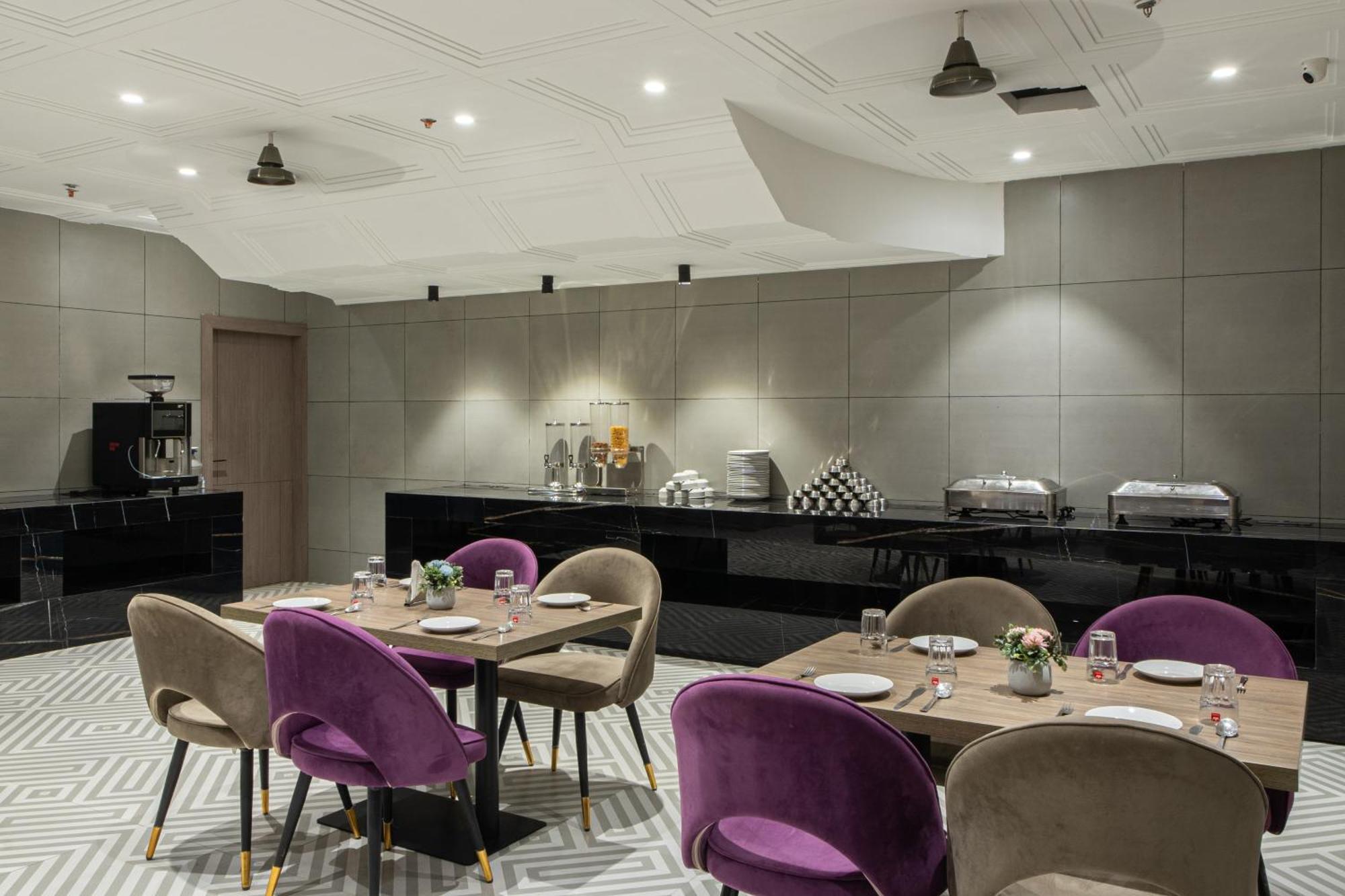 Hotel Sunstar Grand Delhi Kültér fotó