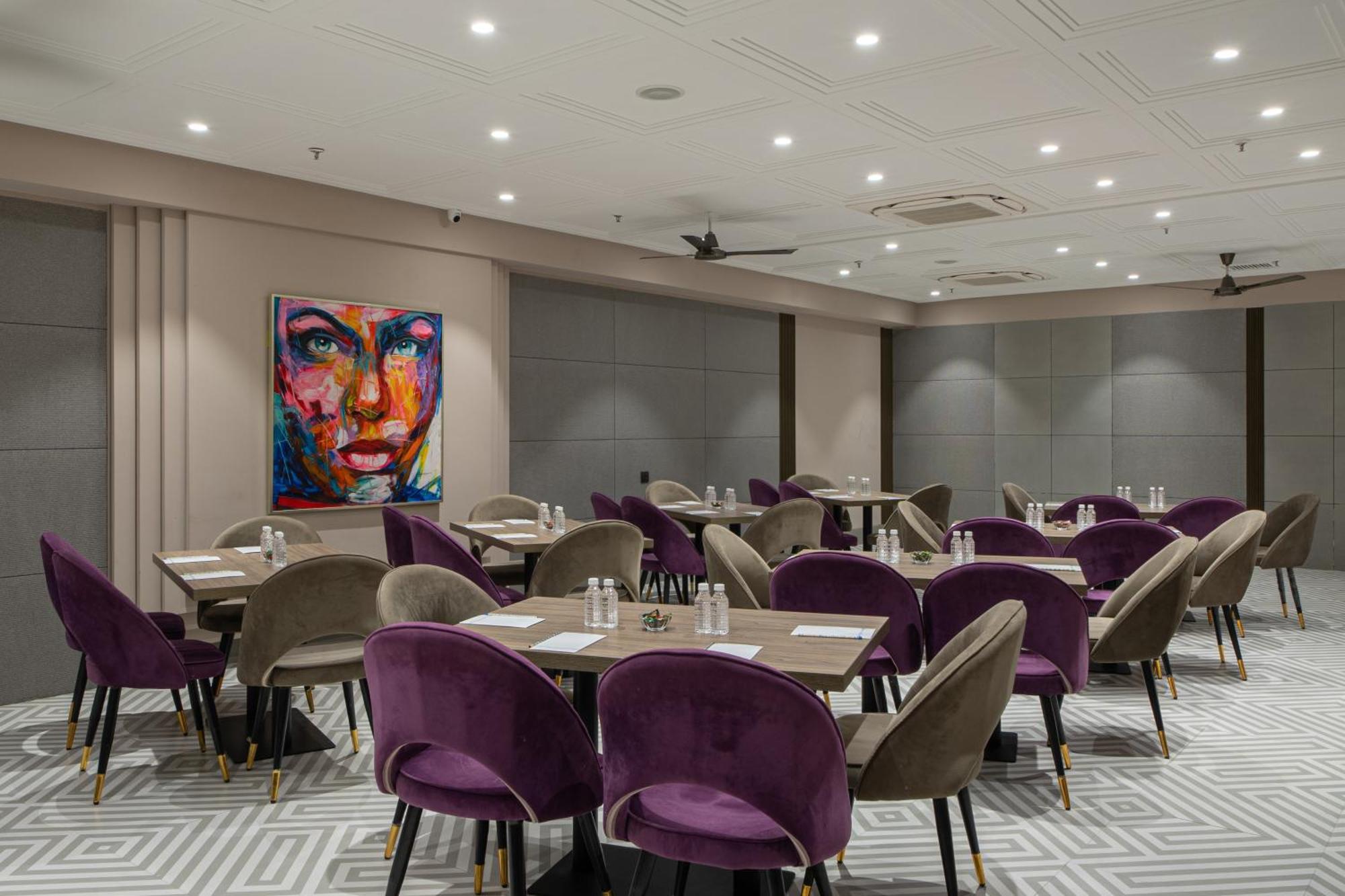 Hotel Sunstar Grand Delhi Kültér fotó