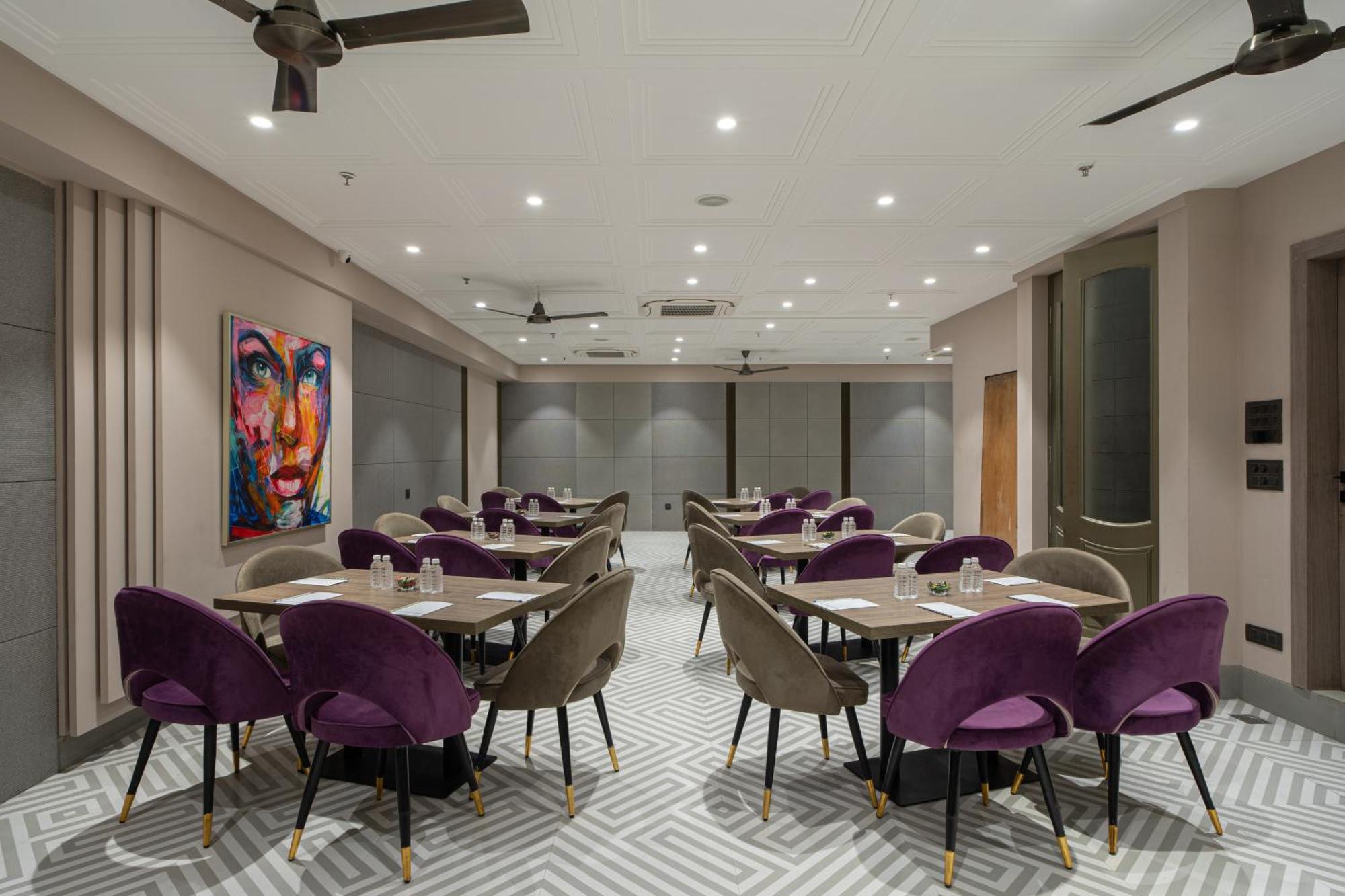 Hotel Sunstar Grand Delhi Kültér fotó