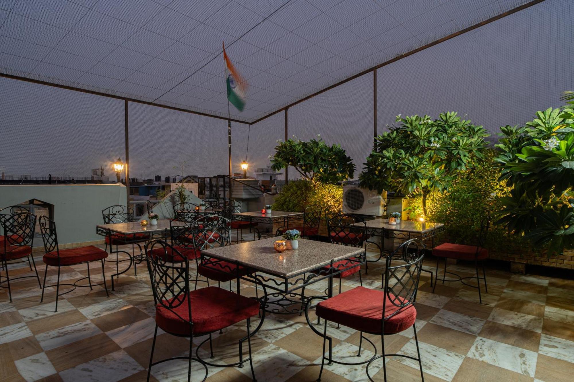 Hotel Sunstar Grand Delhi Kültér fotó