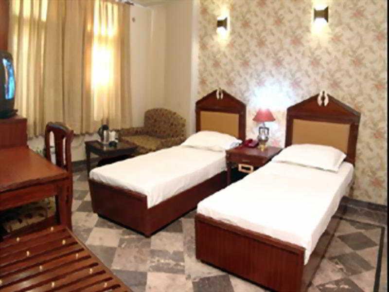 Hotel Sunstar Grand Delhi Kültér fotó