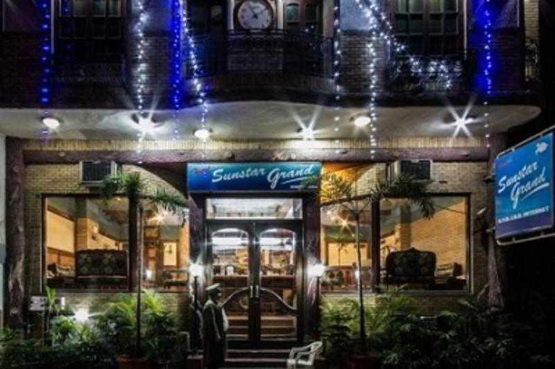 Hotel Sunstar Grand Delhi Kültér fotó
