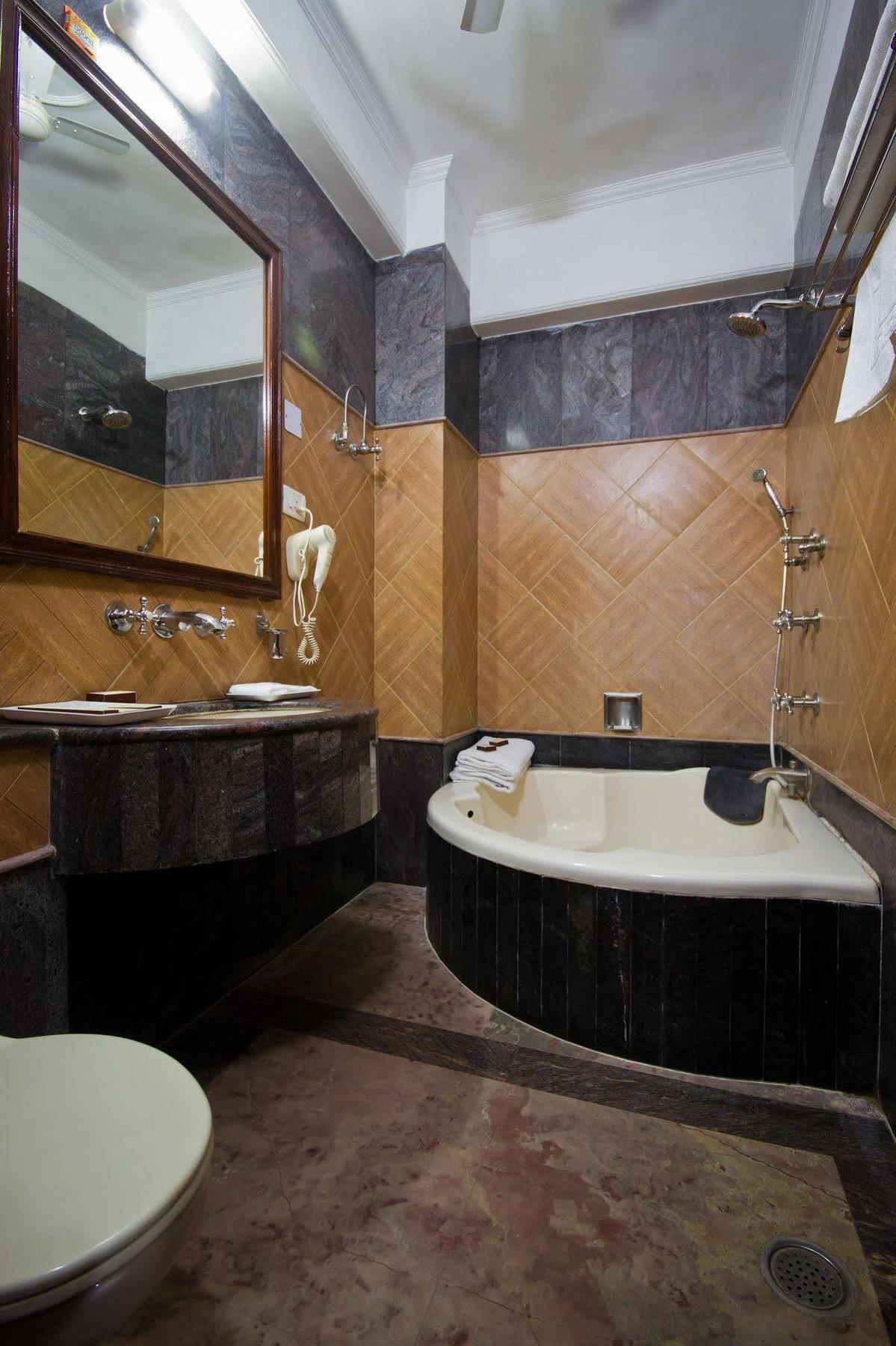 Hotel Sunstar Grand Delhi Kültér fotó