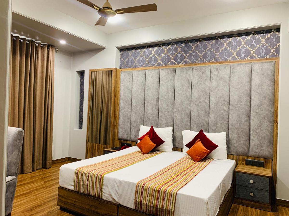 Hotel Sunstar Grand Delhi Kültér fotó