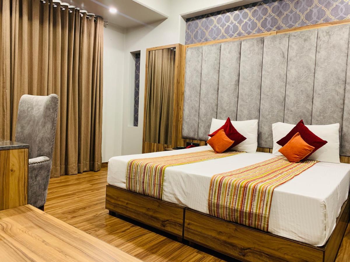 Hotel Sunstar Grand Delhi Kültér fotó
